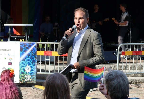 Magnus Carlsson leder allsång under Borås Pride 2023.